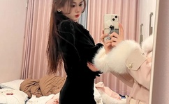 尤妮丝觥错的酒杯